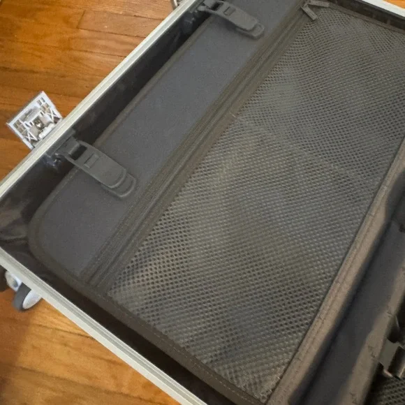AWAY - The Carry-On: Aluminum Edition - Picture 2 of 5